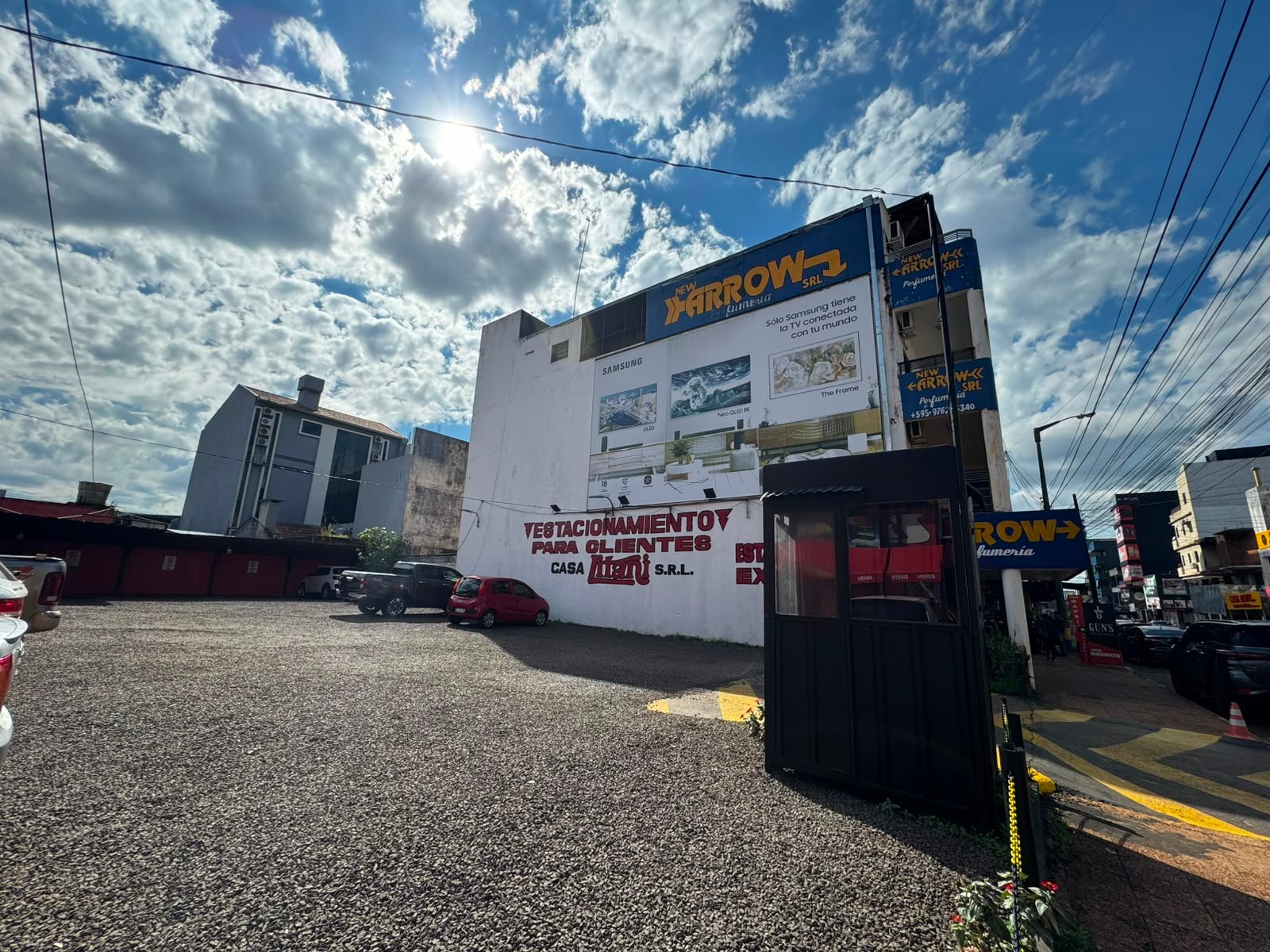 Entrada de la playa de estacionamiento con garita