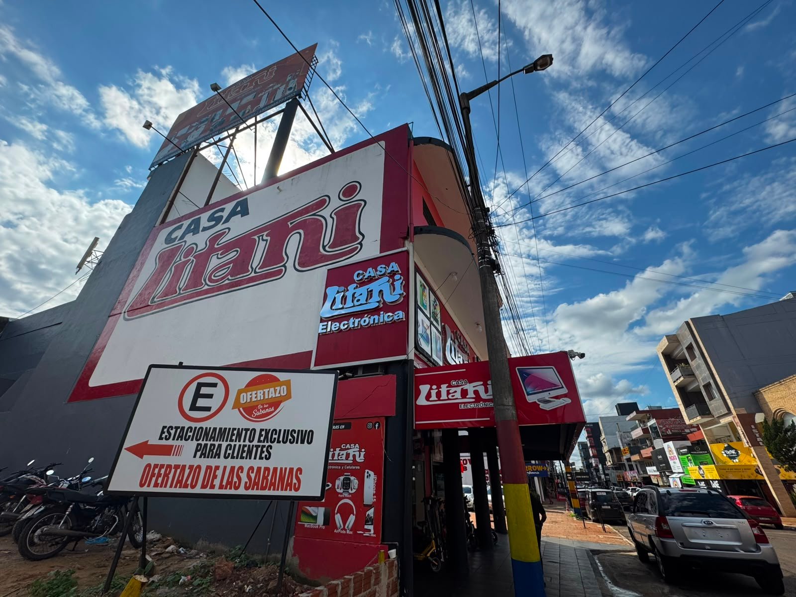 Fachada de Casa Litani sobre el Circuito Comercial