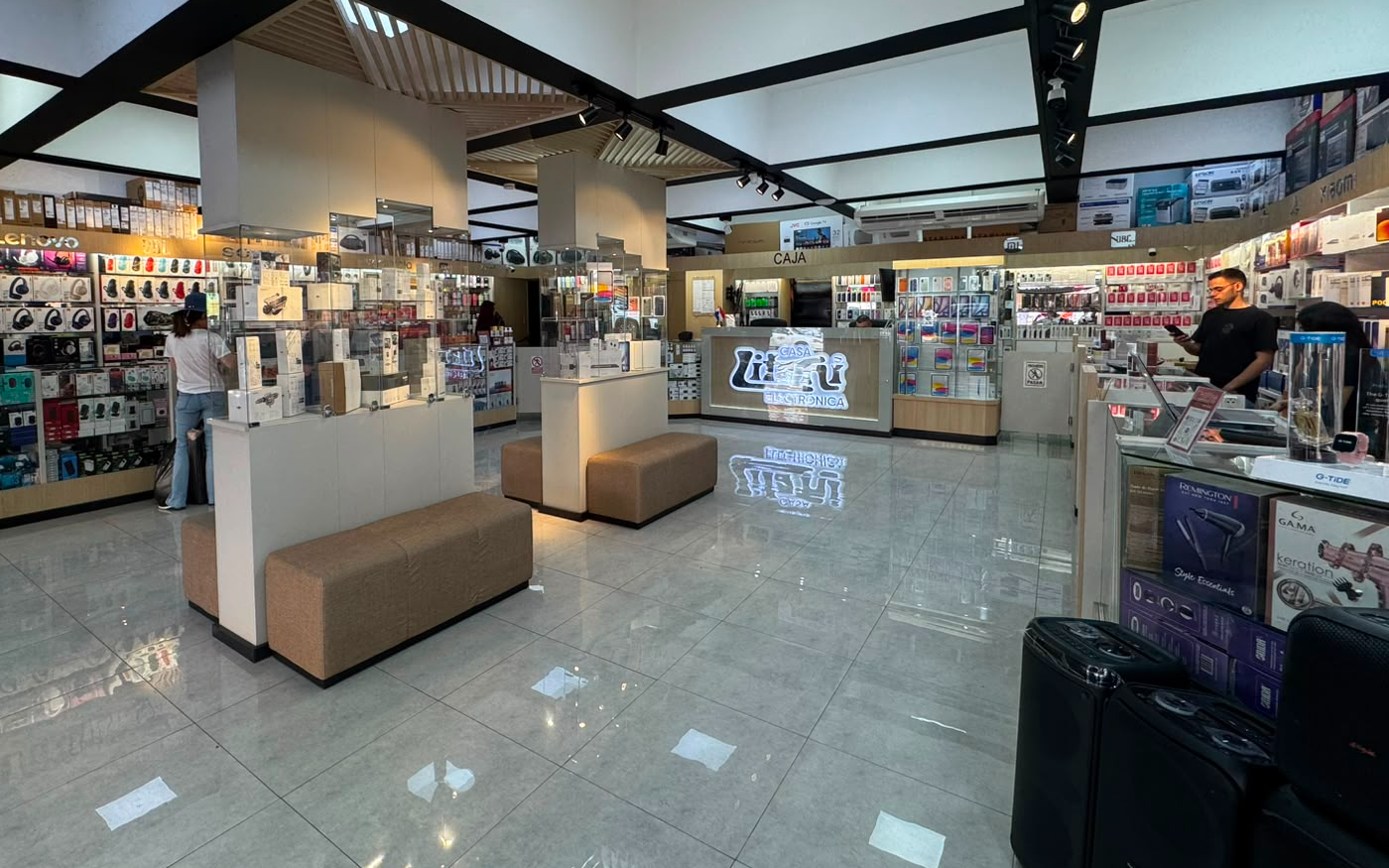 Góndolas de accesorios en el salón de Casa Litani